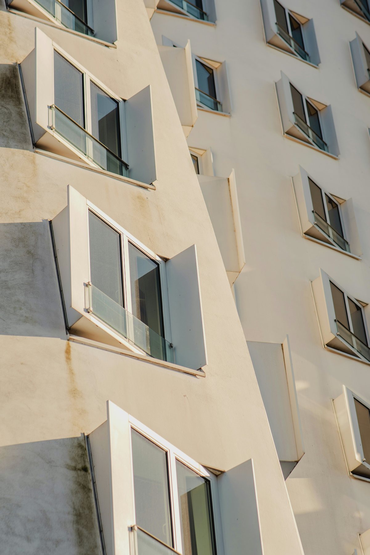 Edificio residencial de viviendas con fachada de escala cotidiana