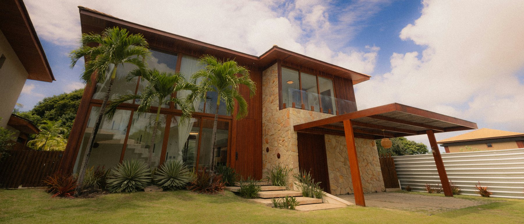 Vivienda con revestimientos de piedra y madera