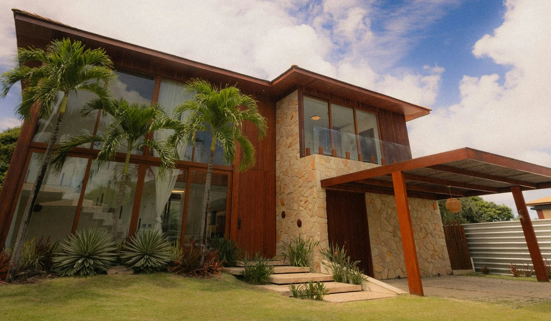 Arquitectura residencial contemporánea con fachada de piedra y madera