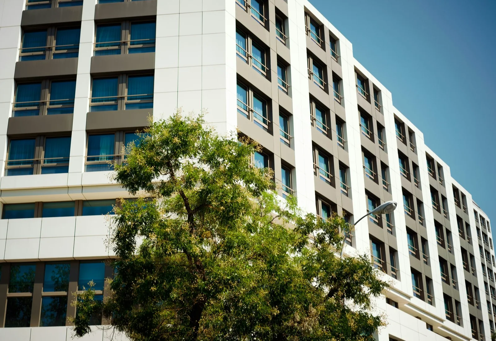 Referencia arquitectónica de fachada residencial contemporánea