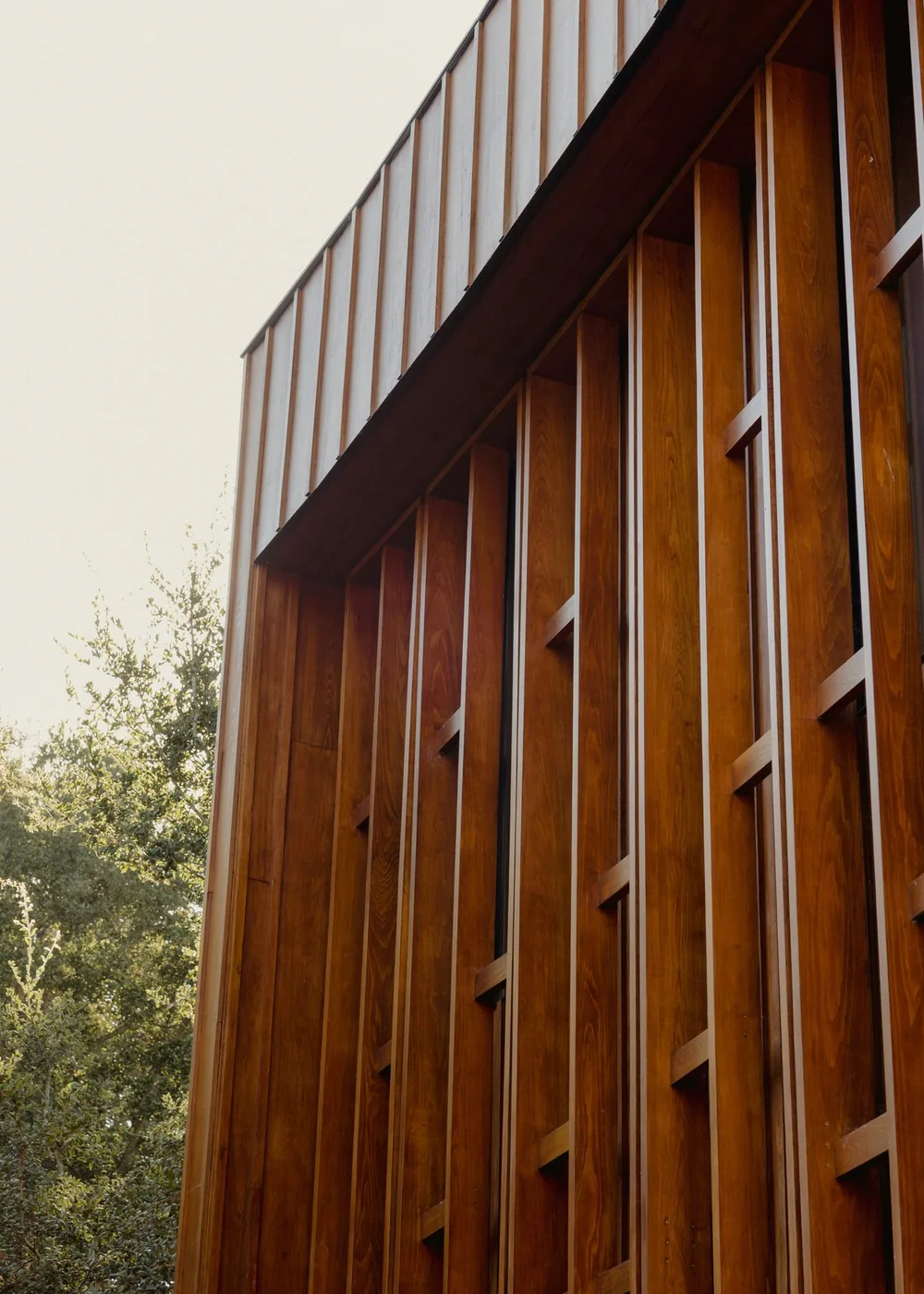 Fachada contemporánea con listones verticales