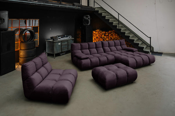 Conjunto de salón KAWOLA VIVIEN: sofá esquinero, sillón giratorio y banco, en color púrpura de terciopelo